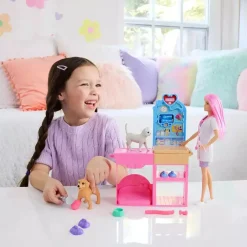 Barbie Clínica Veterinaria – Muñeca, mascotas y más de 10 accesorios con mesa de consulta