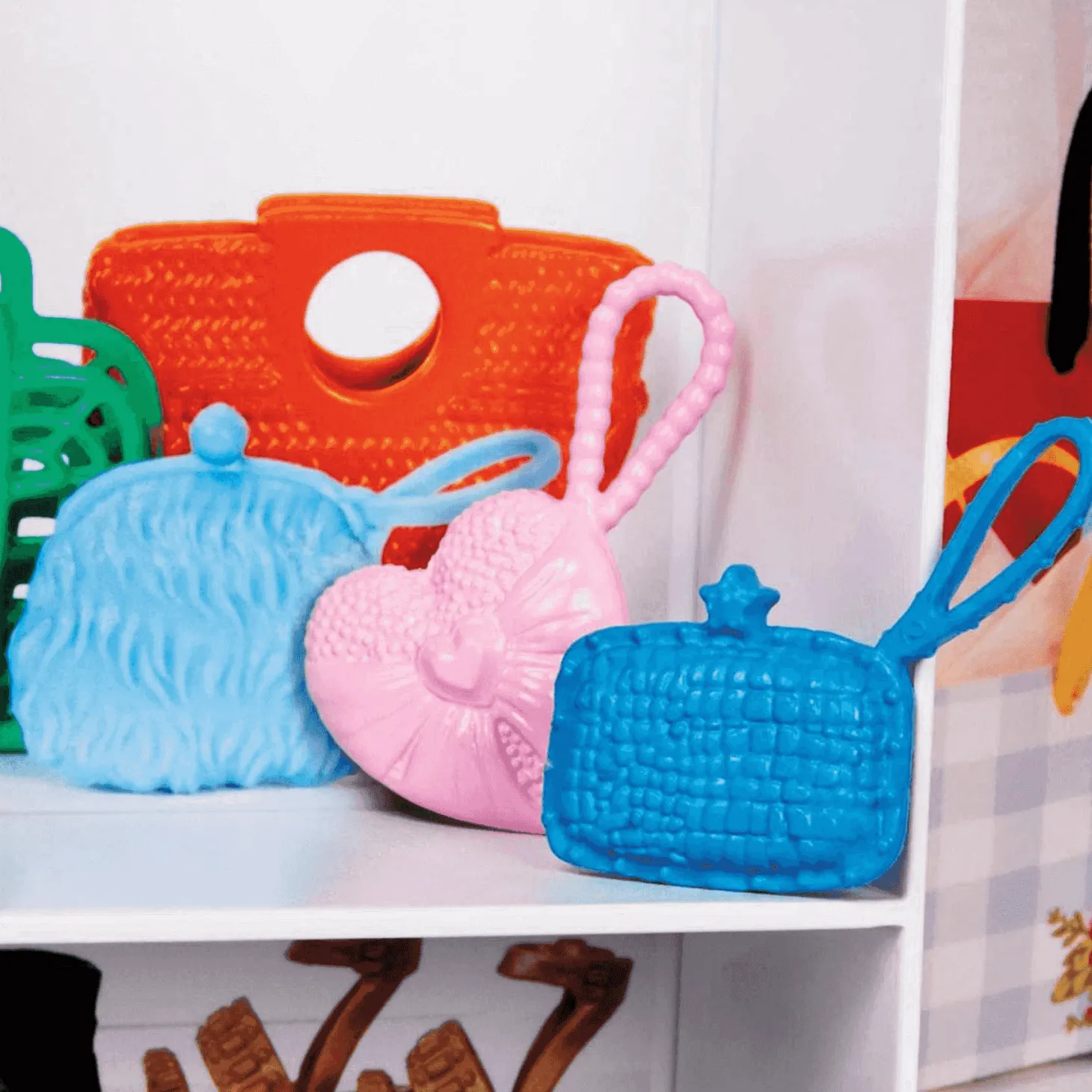 Barbie Fashionista Armario Portatil con Muñeca y Complementos