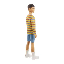 Barbie Ken Fashionista Asiático con Camiseta a Rayas Oversized