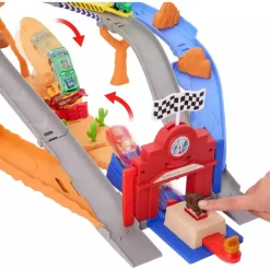 Disney Pixar Cars Circuito de Rescate en Radiador Springs – Conjunto con Rayo McQueen, Chick Hicks y