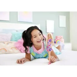 Muñeca Barbie Fashionista con cabello rubio ondulado “Totally Hair”