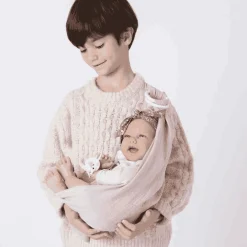 Muñecas Antonio Juan Recién Nacida Carla con Fular Portabebé 42 cm